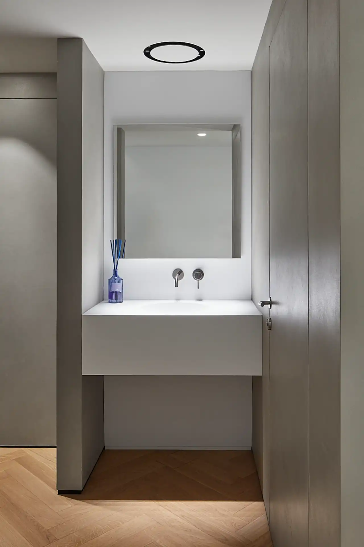 Bathroom sinl + mirror